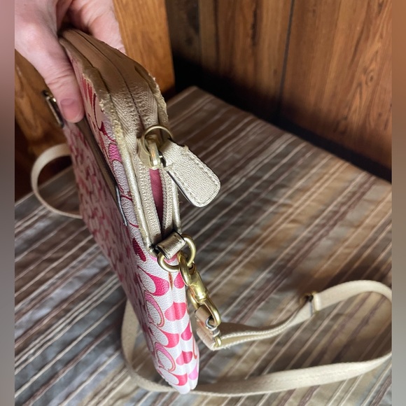 Coach’s Valentine C Pattern Tablet Bag; GUC - Picture 10 of 14